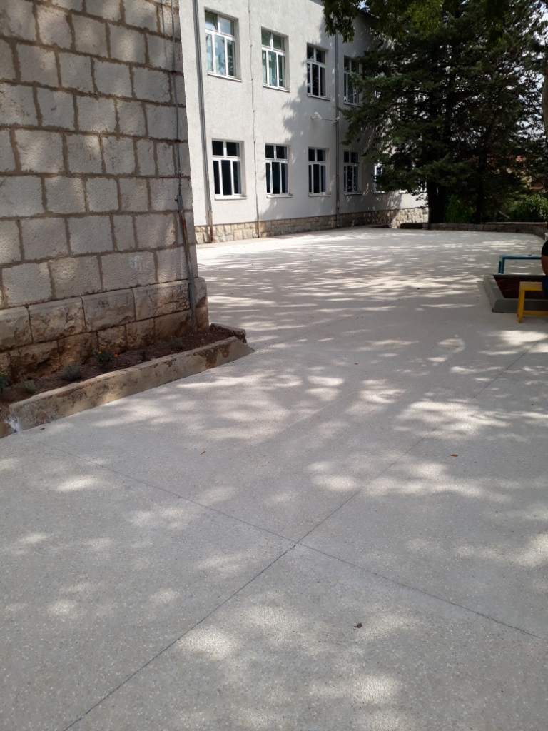 CEMEX CoolirBASIC dekorativni beton Dvorište OŠ Dugopolje